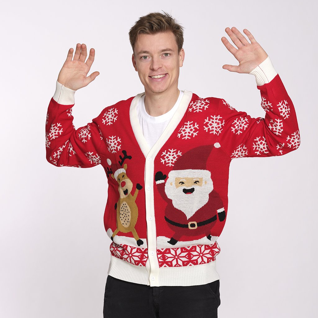 En man med händerna i luften klädd i en röd julkofta med en jultomte och en ren på.